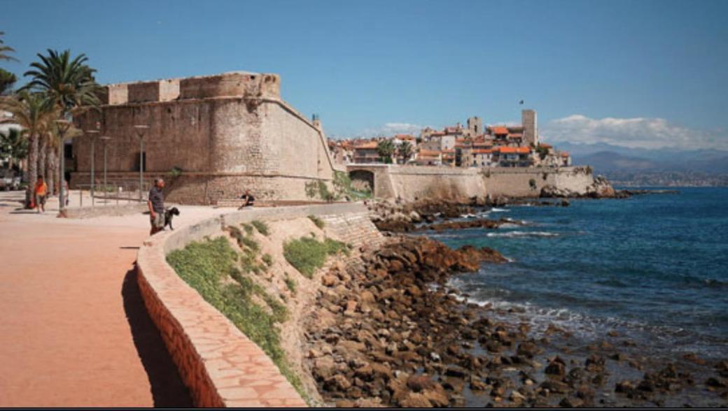 Vue Mer Et Remparts. Entre Vieille Ville Et Plages Antibes Esterno foto