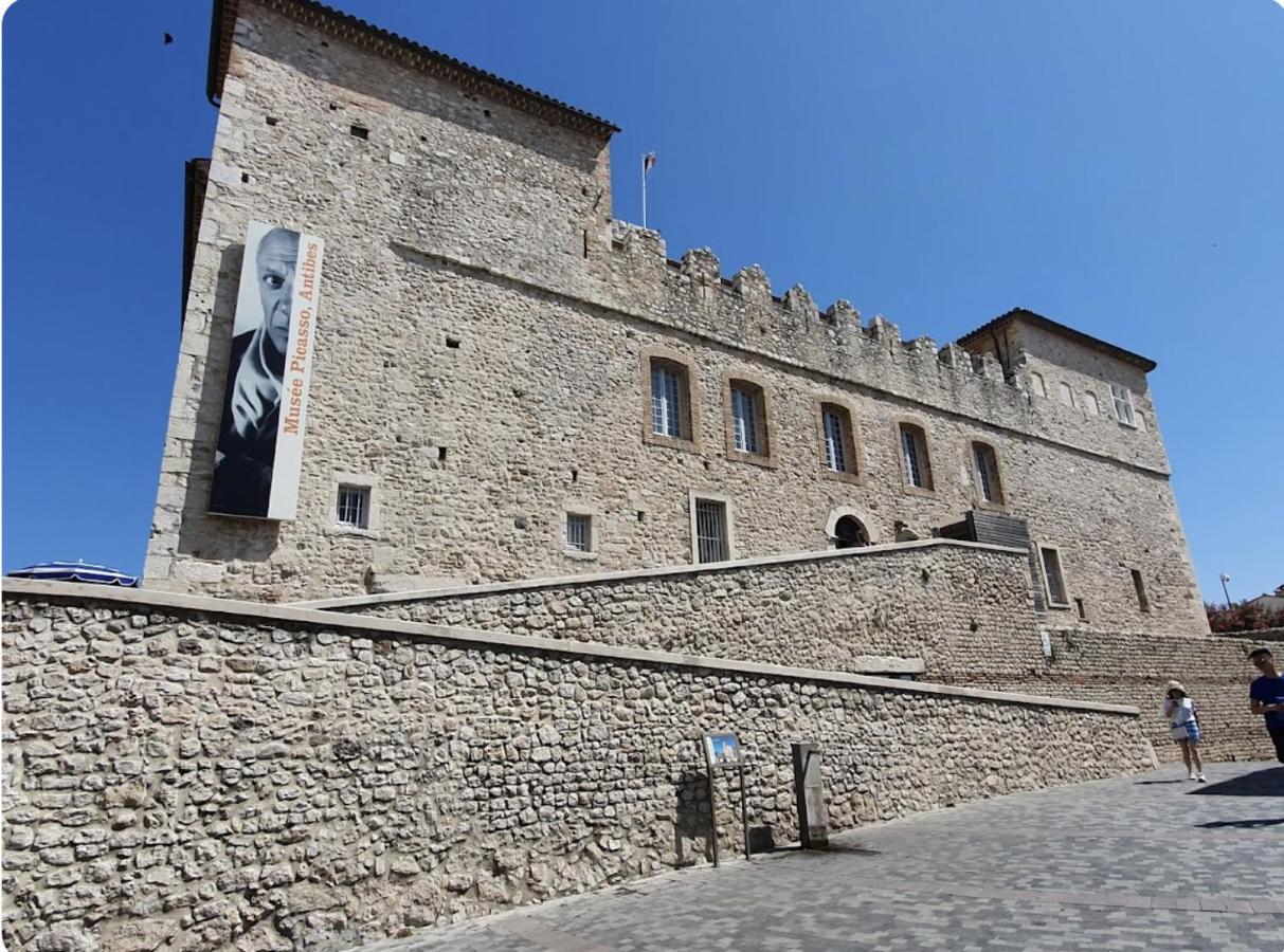 Vue Mer Et Remparts. Entre Vieille Ville Et Plages Antibes Esterno foto